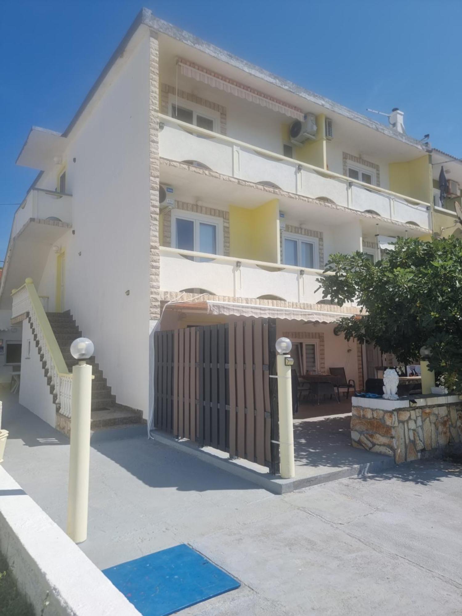 Apartmani Alen Dinjiška Exteriör bild